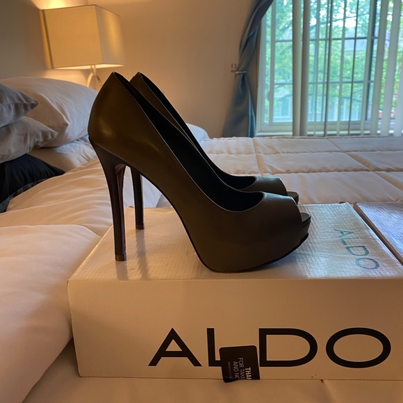 I have 4 pairs of pumps 3 Aldo and 1 pair is Eva Mendes. - Picture 2 of 8